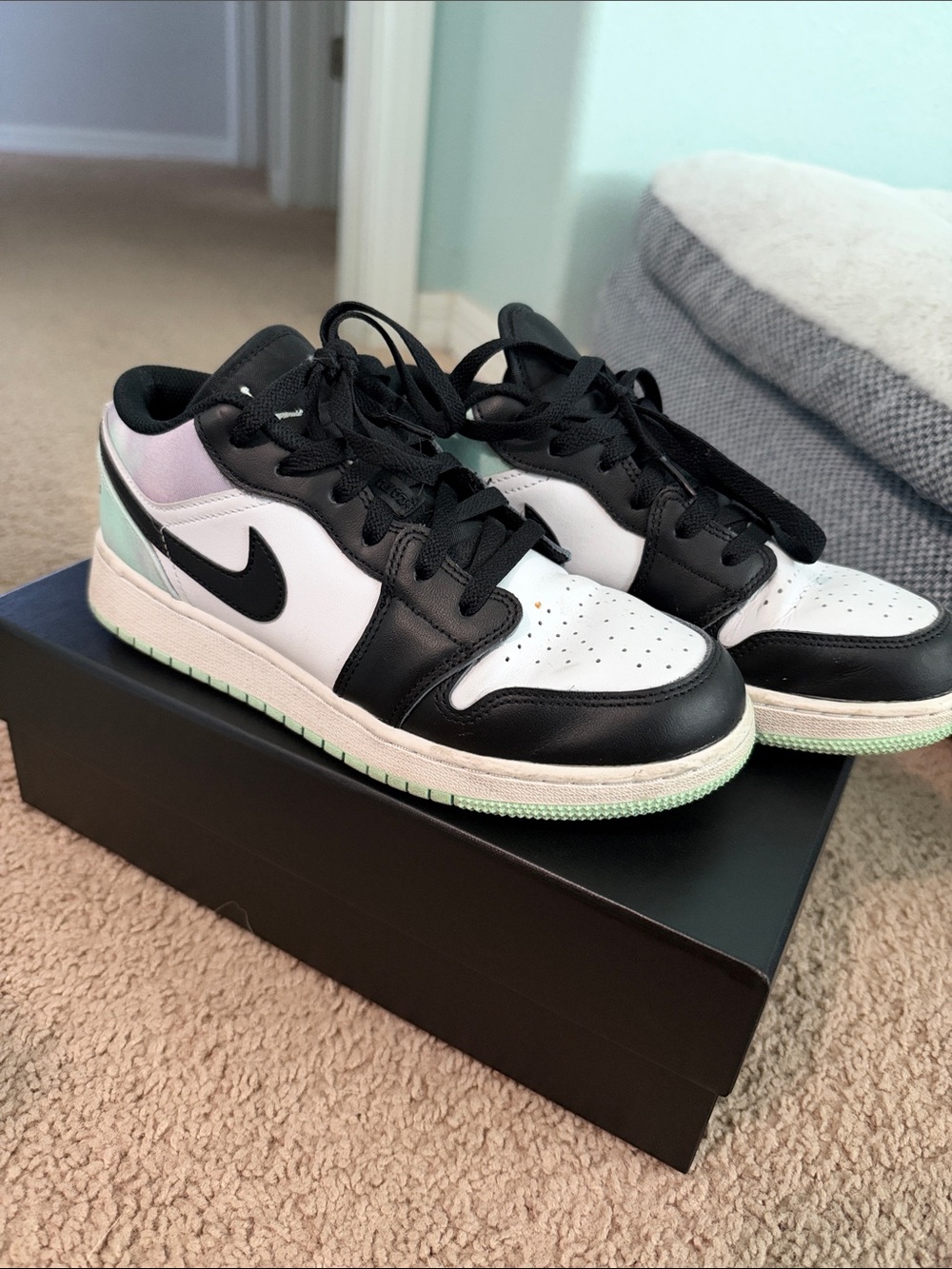 Nike Kids Low-Top Sneakers in Black, White & Mint